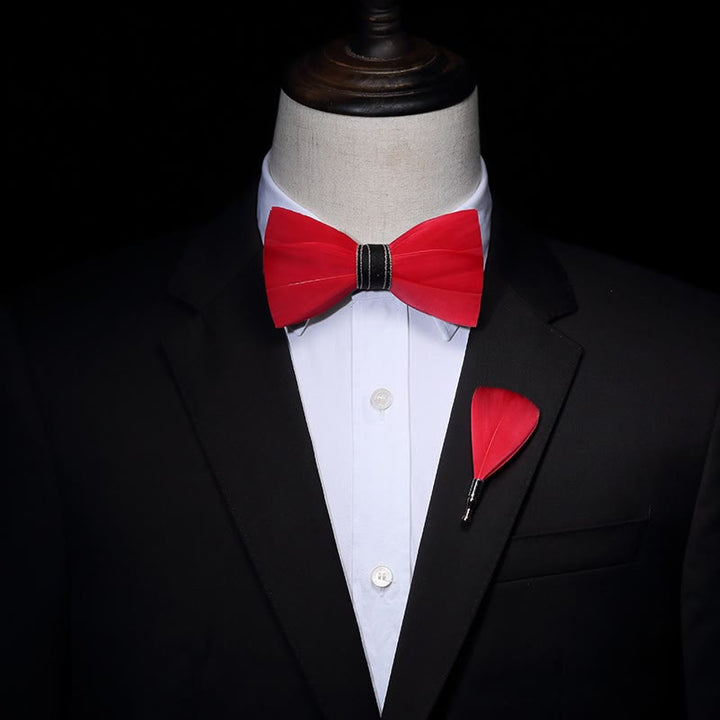 Papillon classico rosso con piume e spilla da bavero - image 1