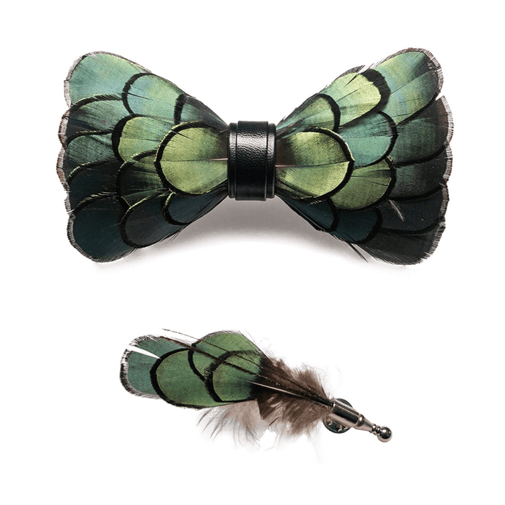 Cravatta a farfalla classica con piume DarkOliveGreen e spilla da bavero - image 3