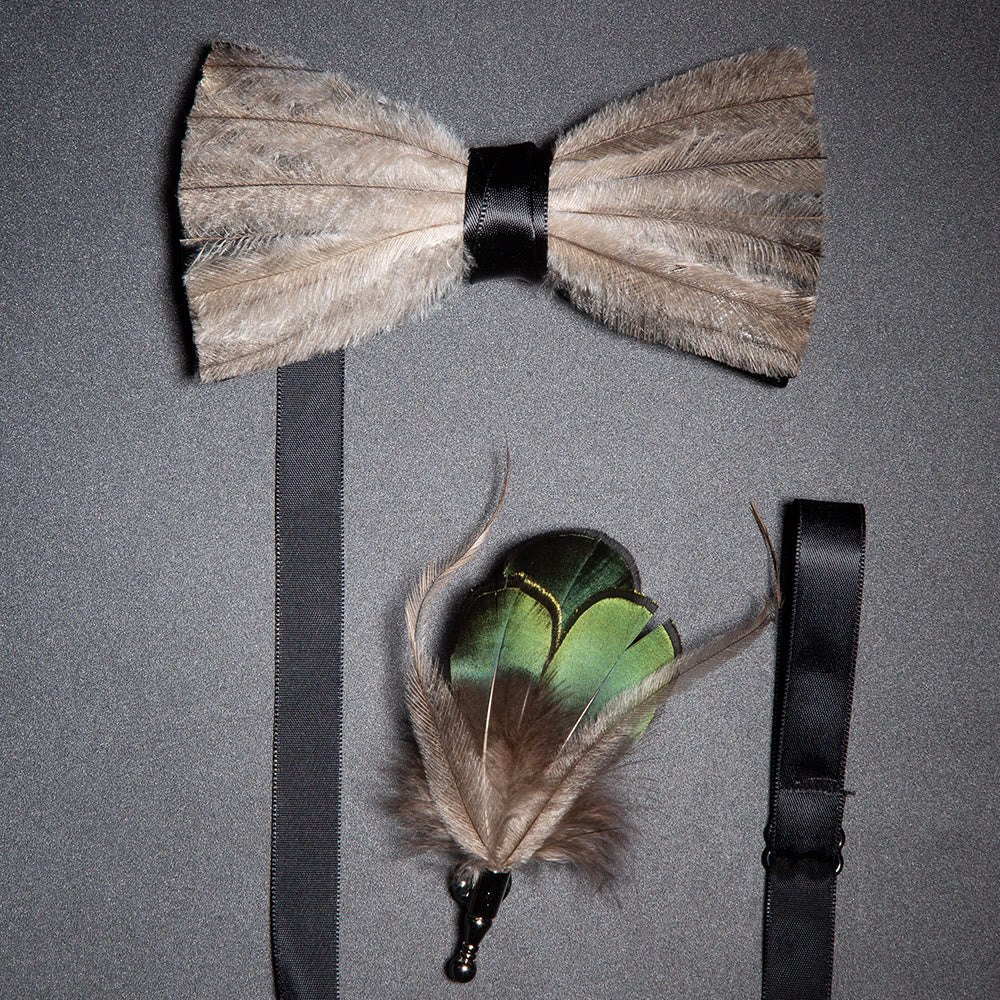 Papillon con piuma della pace marrone e grigio con spilla da bavero - image 0