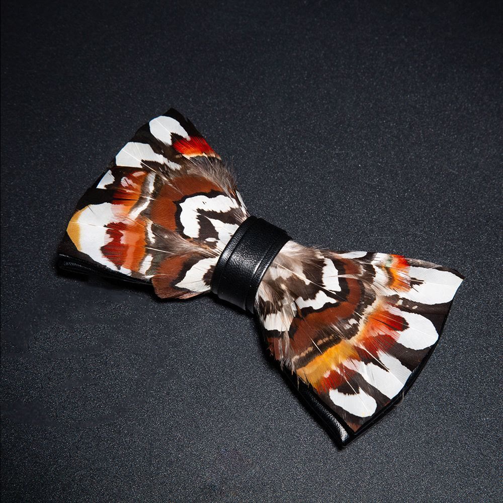 Papillon con piume di fagiano marrone e bianco con spilla da bavero - image 1