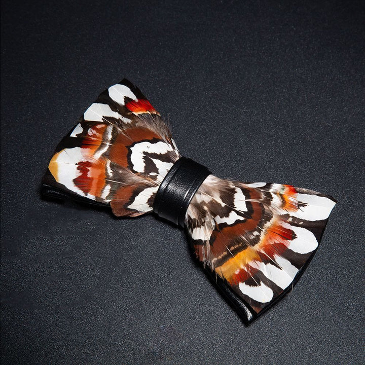 Papillon con piume di fagiano marrone e bianco con spilla da bavero - image 1