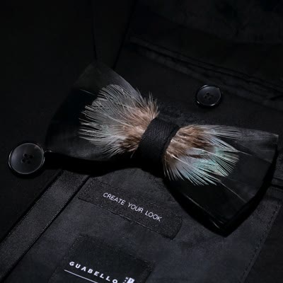 Papillon con piume di montagna nere e verdi con spilla da bavero - image 1