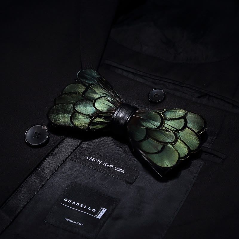 Papillon classico con piume verde oliva scuro per bambini con spilla da bavero - image 1