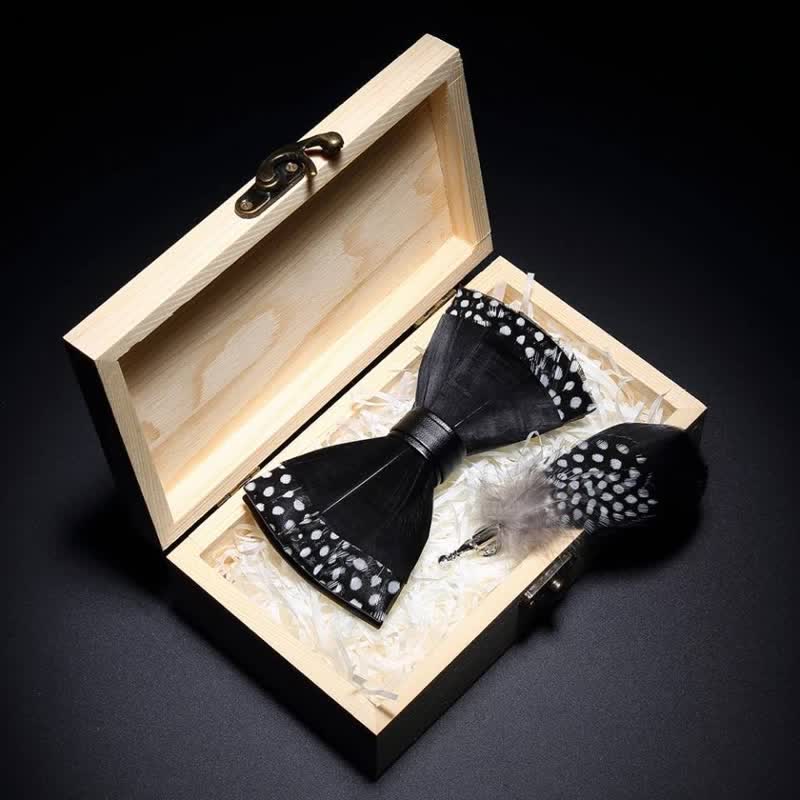 Papillon con piume a pois neri per bambini con spilla da bavero - image 1