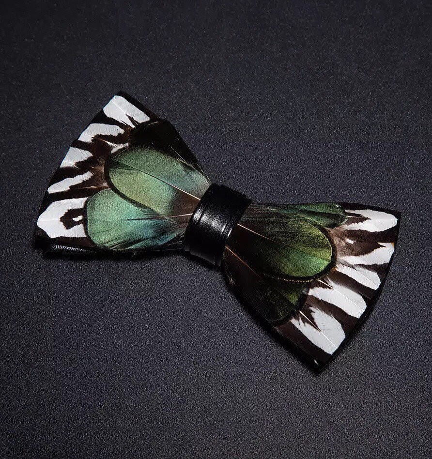 Papillon con piume bianche e verde foresta per bambini con spilla da bavero - image 1