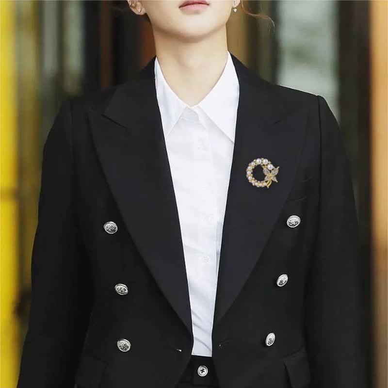 Spilla da donna con ghirlanda di perle e farfalla dorata - image 1