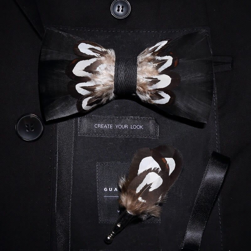 Papillon con motivo a piume bianco e nero con spilla da bavero - Adulto - image 0