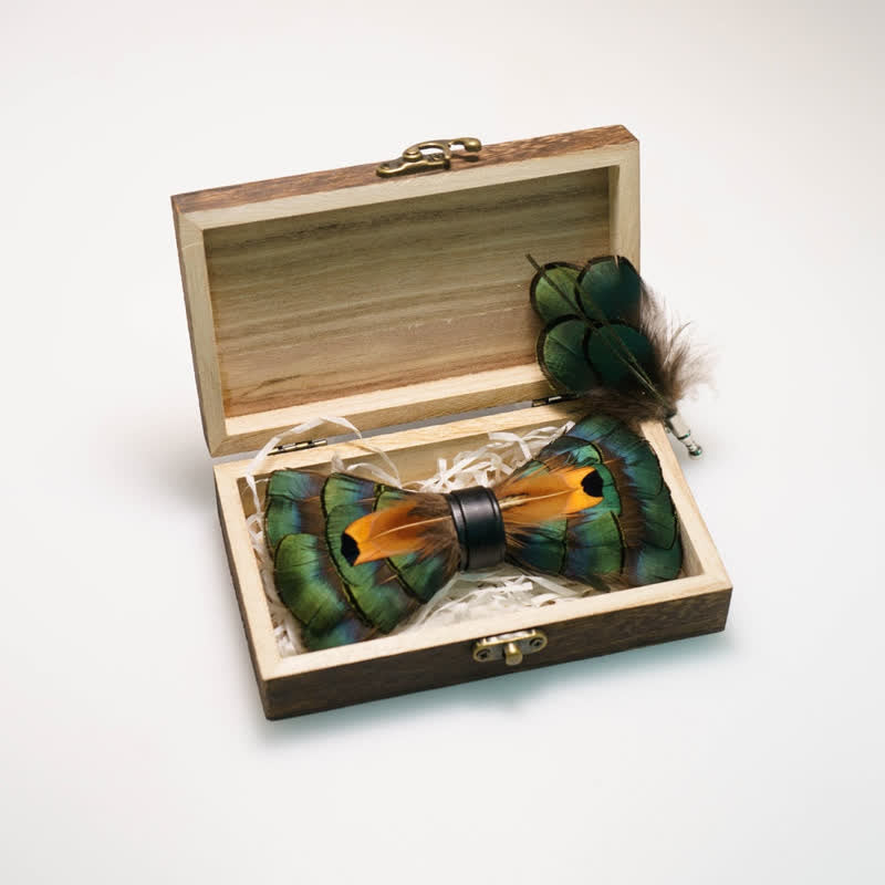 Papillon con piume color verde smeraldo e oro per bambini con spilla da bavero - image 1