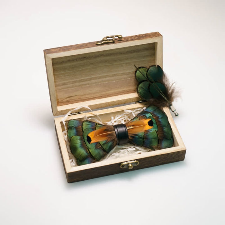 Papillon con piume color verde smeraldo e oro per bambini con spilla da bavero - image 1