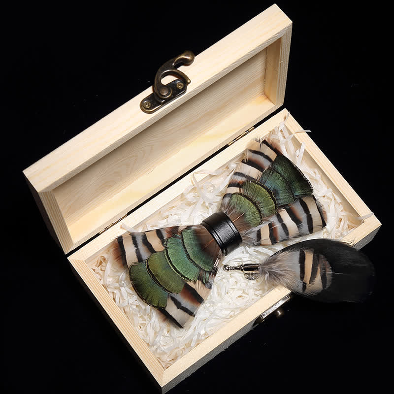 Papillon con piume d'oca verde e beige con spilla da bavero - image 3