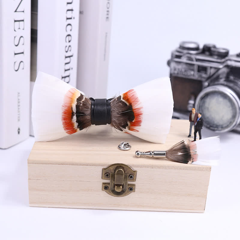Elegante papillon con piuma bianca e spilla da bavero - image 2