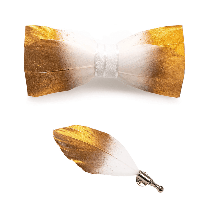 Papillon classico con piume bianche e dorate con spilla da bavero - image 2