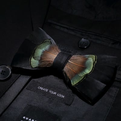Papillon con piume primaverili verdi e marroni con spilla da bavero - image 1