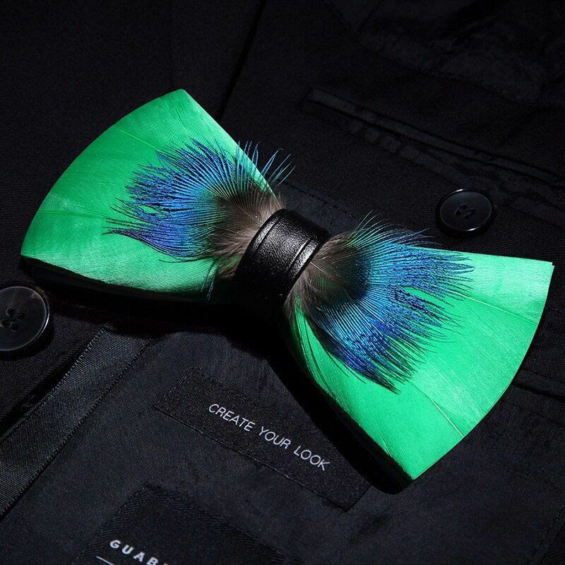 Papillon con piume blu e verde con spilla da bavero - image 1