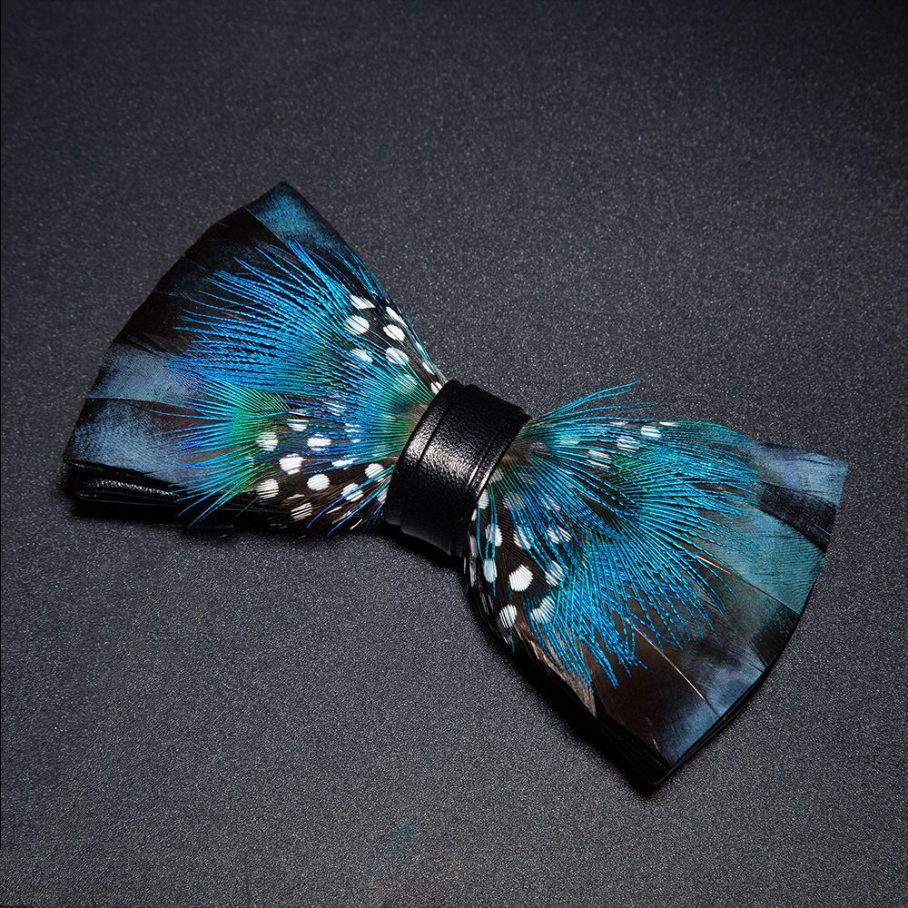 Papillon con piume di pavone blu e nere con spilla da bavero - image 1