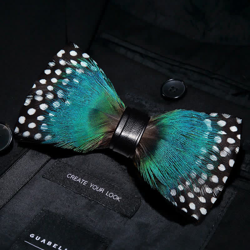 Papillon con piume a pois ciano e bianco con spilla da bavero - image 1