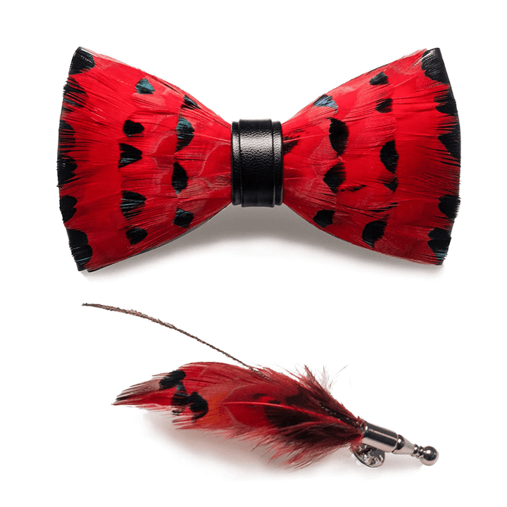 Papillon con piuma di coda di fringuello rosso e spilla da bavero - image 3