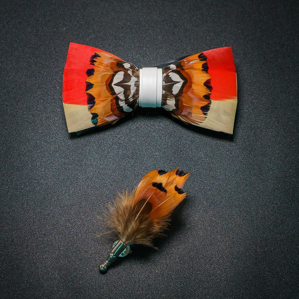 Papillon con piume vivaci arancioni e bianche con spilla da bavero - Arancione e bianco - image 0