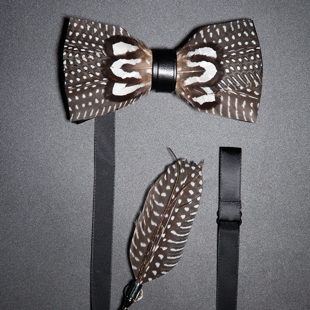 Papillon con piume a pois bianchi e marroni con spilla da bavero - Marrone e bianco - image 0