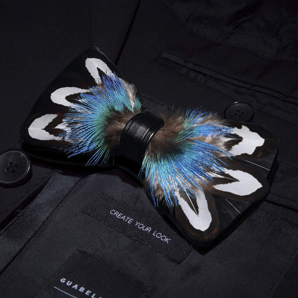 Papillon blu e nero con piume di pavone nobili e spilla da bavero - image 1