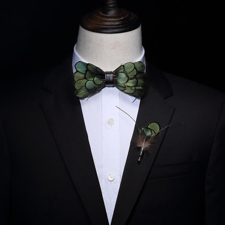 Papillon classico con piume verde oliva scuro per bambini con spilla da bavero - image 3