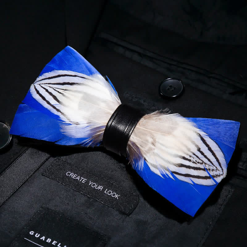 Papillon con piuma Freedom blu e bianco con spilla da bavero - image 1