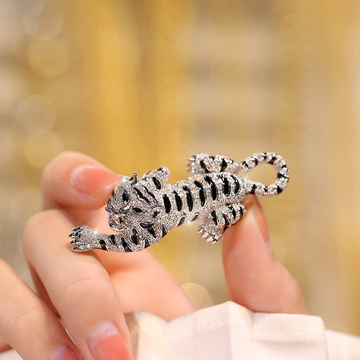 Spilla da uomo con tigre rampicante sensuale - image 0